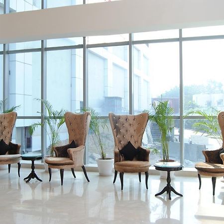גאזיאבאד Xenious World Square Hotel מראה חיצוני תמונה