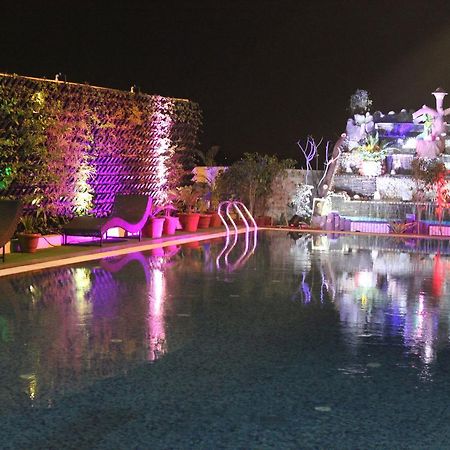 גאזיאבאד Xenious World Square Hotel מראה חיצוני תמונה