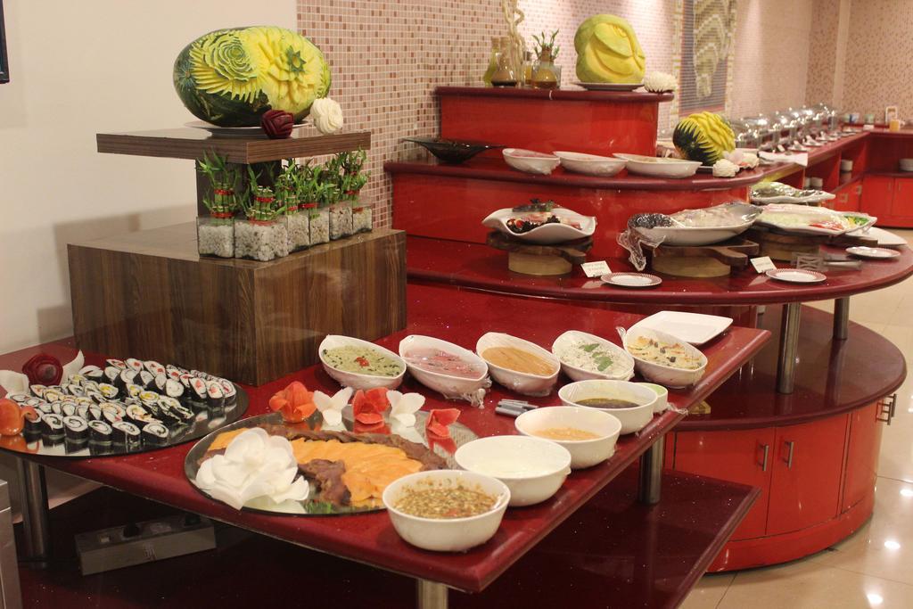 גאזיאבאד Xenious World Square Hotel מראה חיצוני תמונה