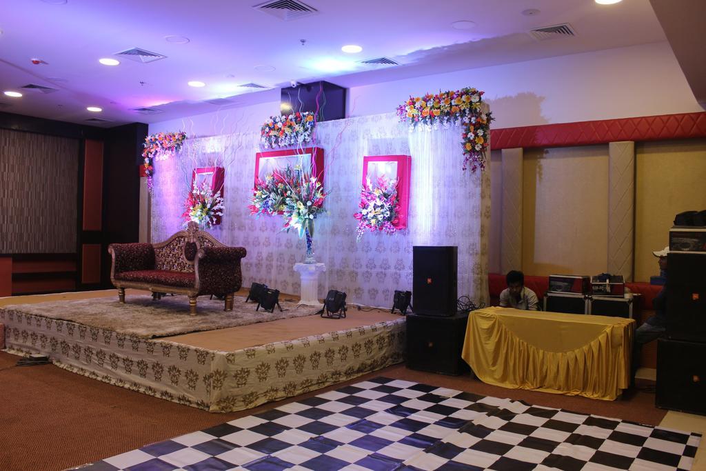 גאזיאבאד Xenious World Square Hotel מראה חיצוני תמונה