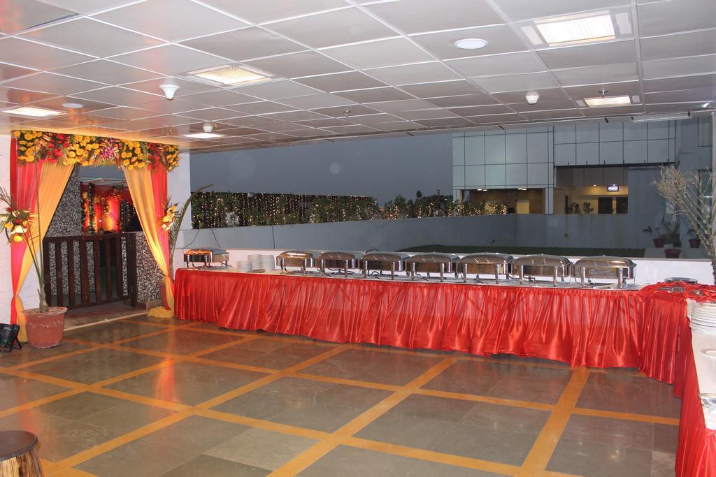 גאזיאבאד Xenious World Square Hotel מראה חיצוני תמונה