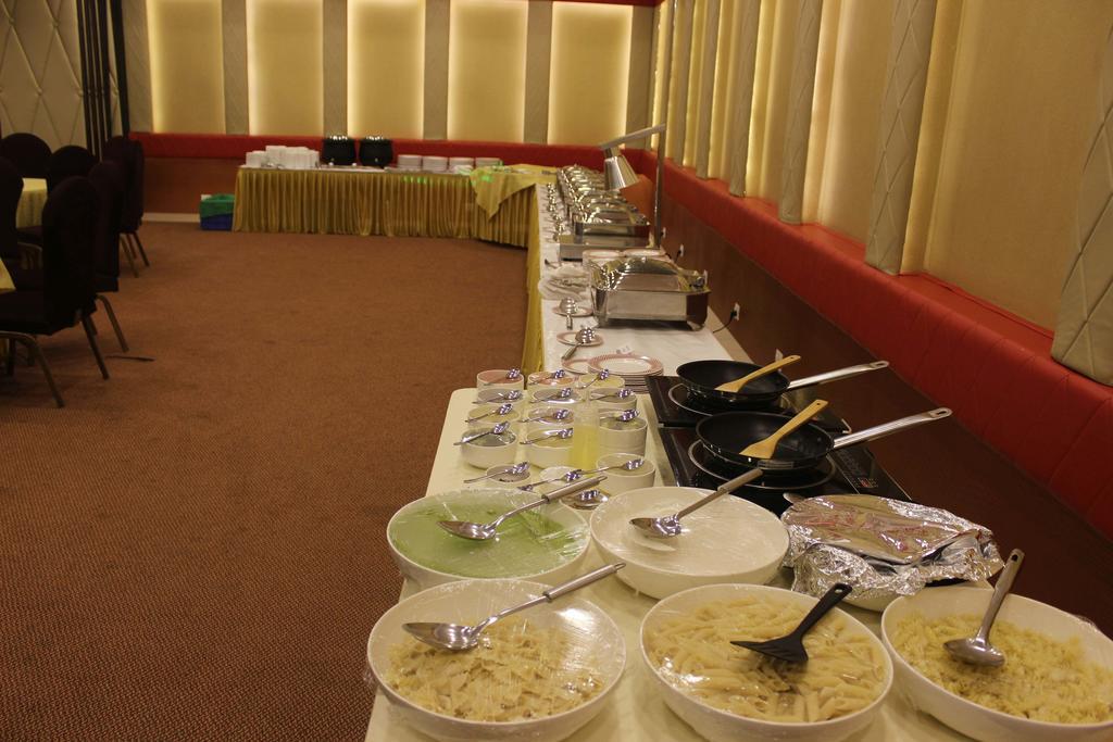 גאזיאבאד Xenious World Square Hotel מראה חיצוני תמונה
