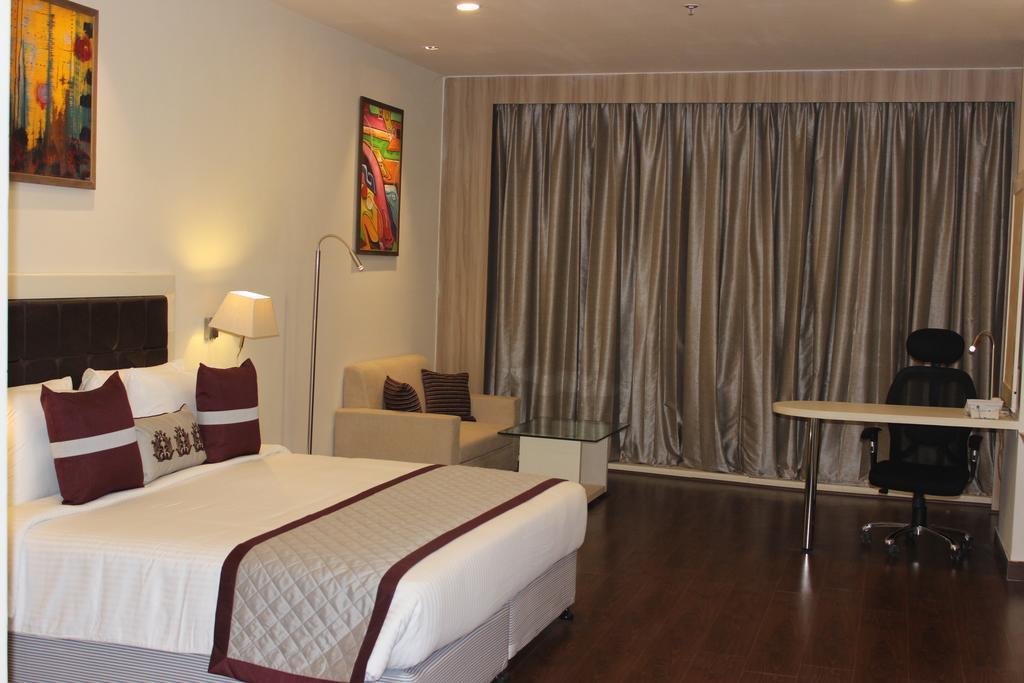 גאזיאבאד Xenious World Square Hotel מראה חיצוני תמונה