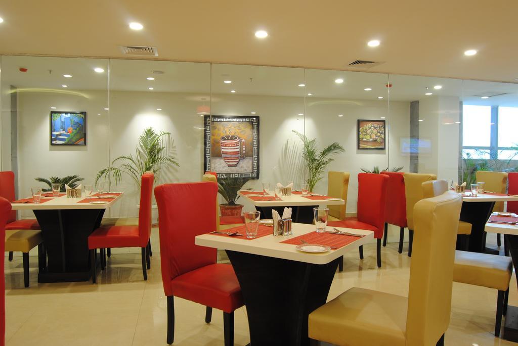 גאזיאבאד Xenious World Square Hotel מראה חיצוני תמונה