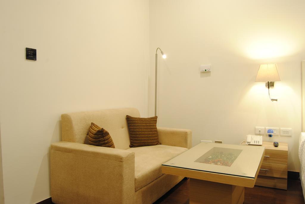 גאזיאבאד Xenious World Square Hotel מראה חיצוני תמונה
