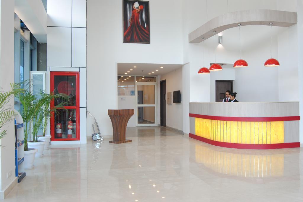 גאזיאבאד Xenious World Square Hotel מראה חיצוני תמונה