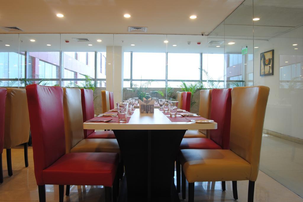 גאזיאבאד Xenious World Square Hotel מראה חיצוני תמונה