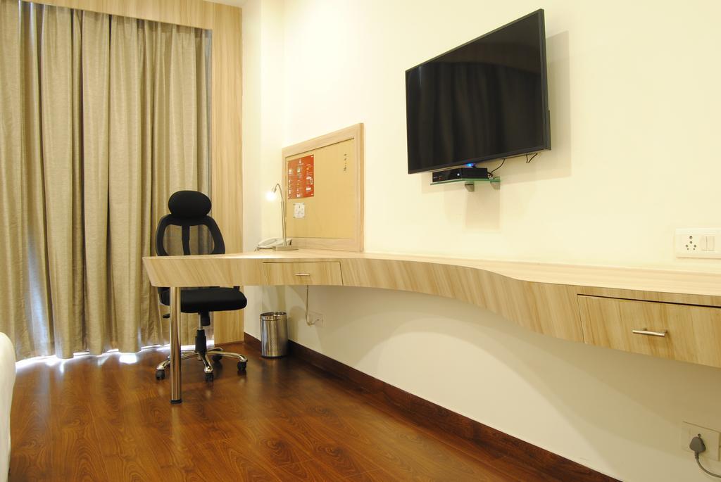 גאזיאבאד Xenious World Square Hotel מראה חיצוני תמונה