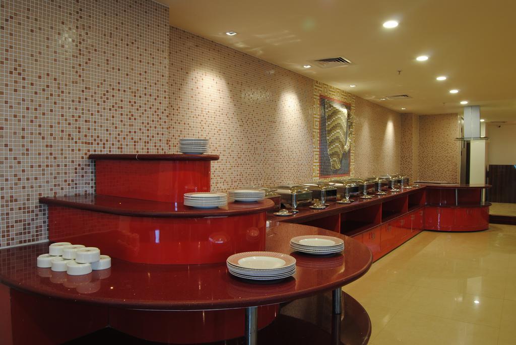 גאזיאבאד Xenious World Square Hotel מראה חיצוני תמונה