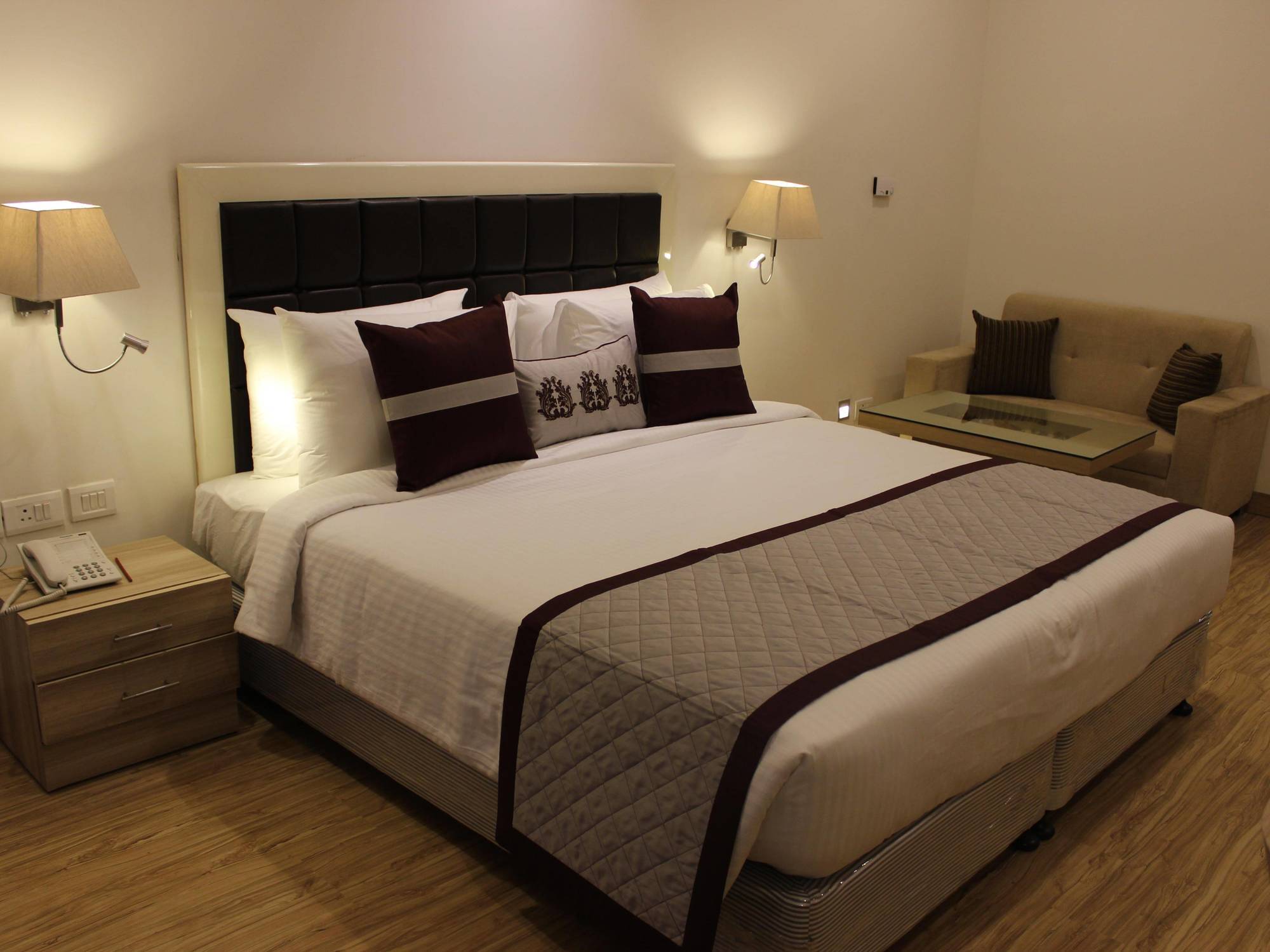 גאזיאבאד Xenious World Square Hotel מראה חיצוני תמונה