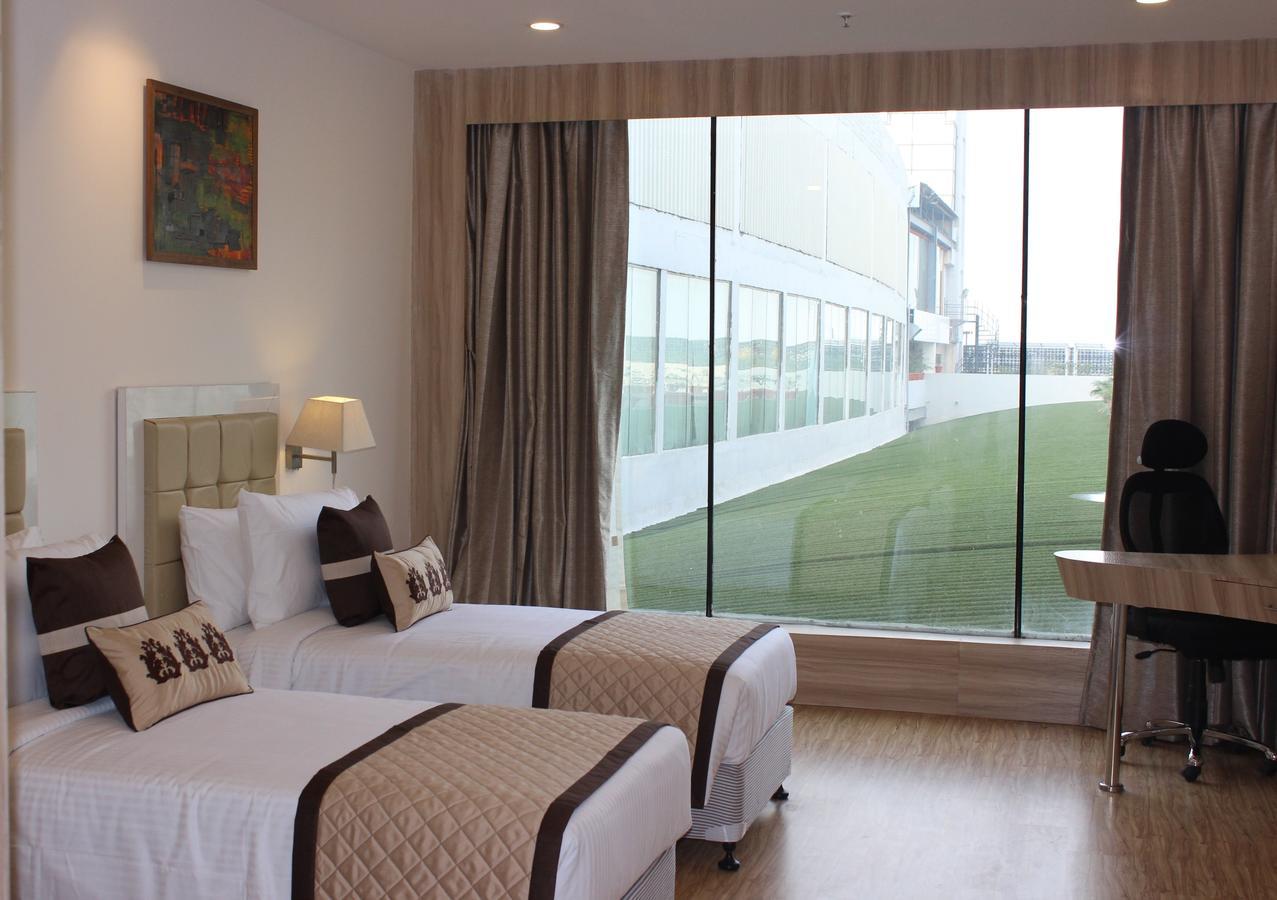 גאזיאבאד Xenious World Square Hotel מראה חיצוני תמונה