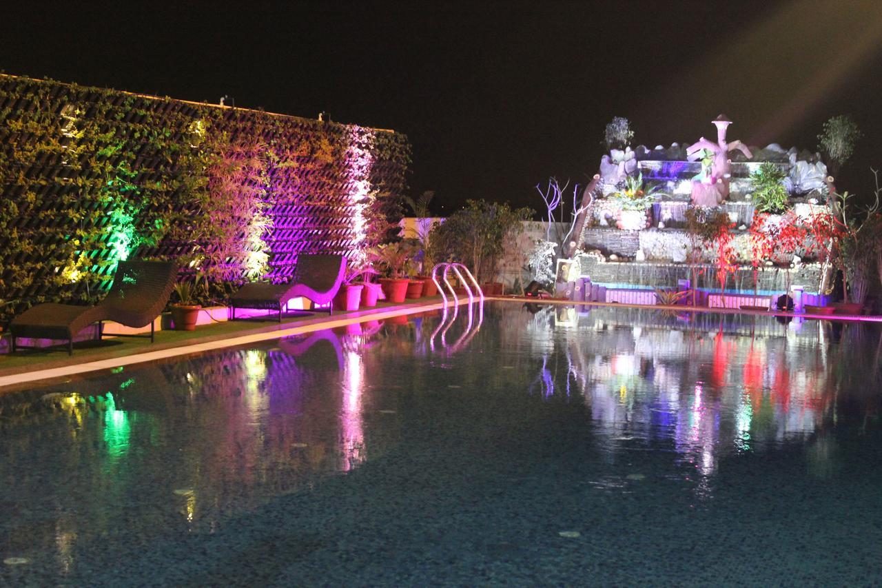 גאזיאבאד Xenious World Square Hotel מראה חיצוני תמונה